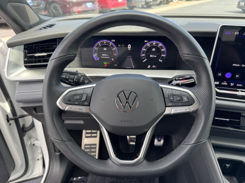 Used 2025 Volkswagen Tiguan SE R-Line FWD image 17