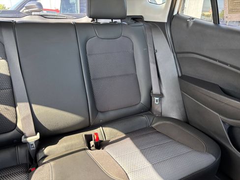 Used 2025 Chevrolet Trax LT FWD image 36