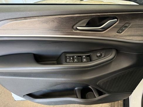 Used 2023 Jeep Grand Cherokee L Limited w/ Black Appearance Package image 15