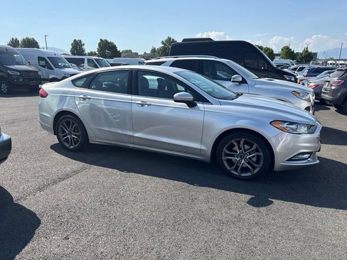 Used 2017 Ford Fusion SE w/ Equipment Group 201A FWD image 6