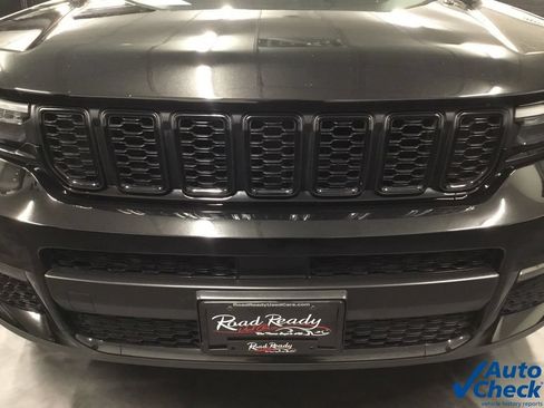 Used 2022 Jeep Grand Cherokee L Limited w/ Black Appearance Package AWD/4WD image 18