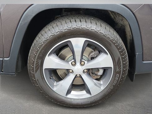 Certified 2019 Jeep Cherokee Limited AWD/4WD image 8