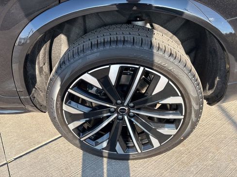 New 2026 Volvo XC90 B6 Plus w/ Protection Package Premier AWD/4WD image 16