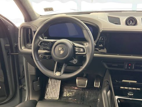 Certified 2025 Porsche Cayenne Turbo AWD/4WD image 20