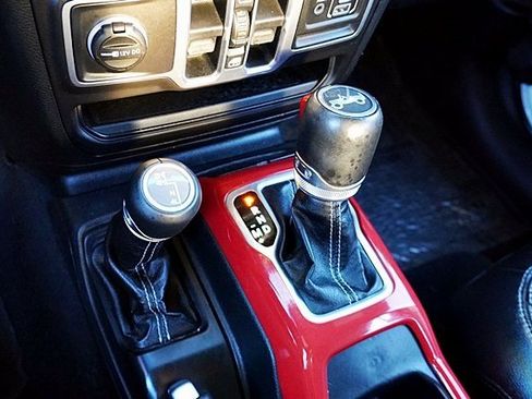 Used 2018 Jeep Wrangler Unlimited Sahara image 32