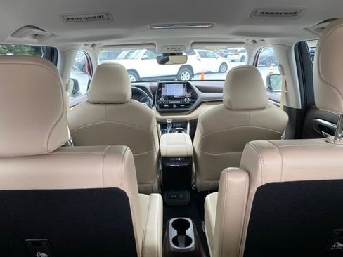 Used 2022 Toyota Highlander Limited image 12