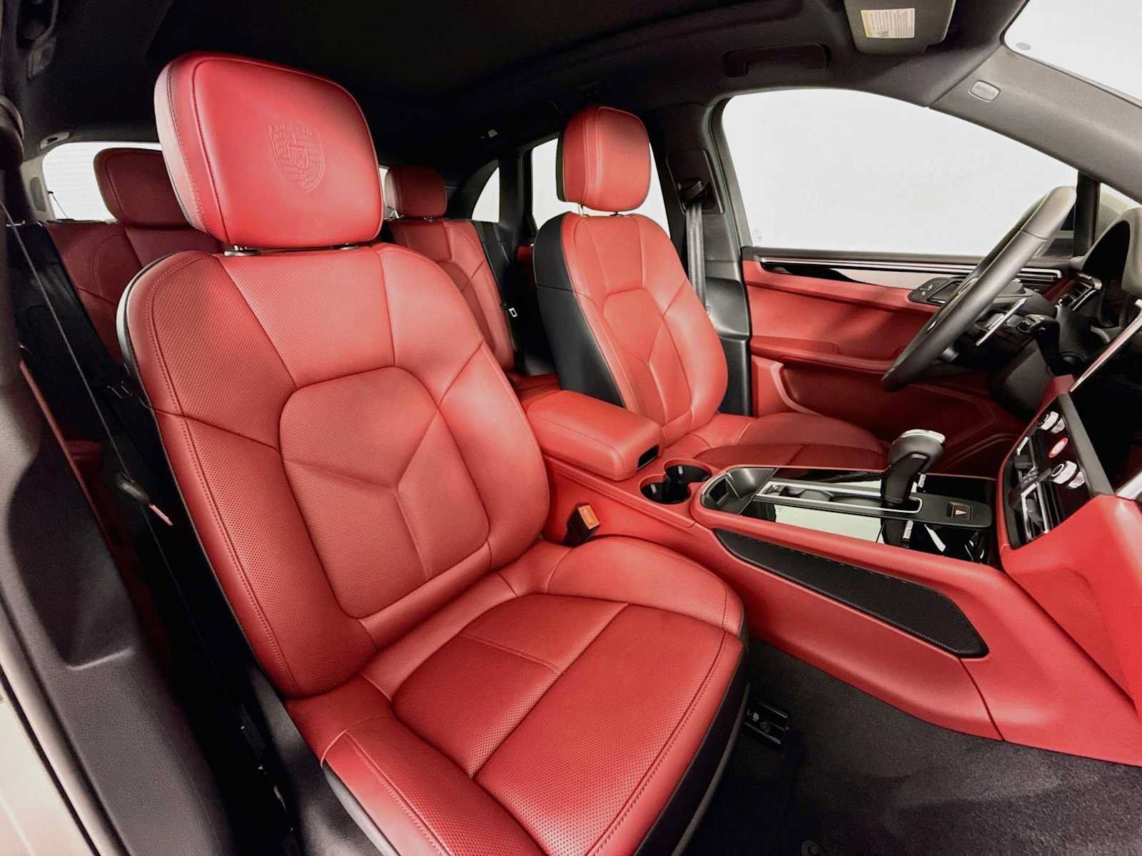 Certified 2025 Porsche Macan AWD/4WD image 29