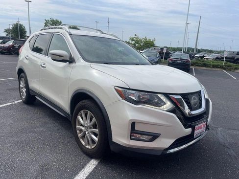 Used 2017 Nissan Rogue SV FWD image 2