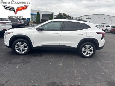 Used 2026 Chevrolet Trax LS FWD image 3