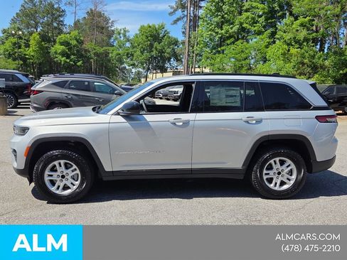 Used 2025 Jeep Grand Cherokee Laredo w/ Luxury Tech Group I AWD/4WD image 4