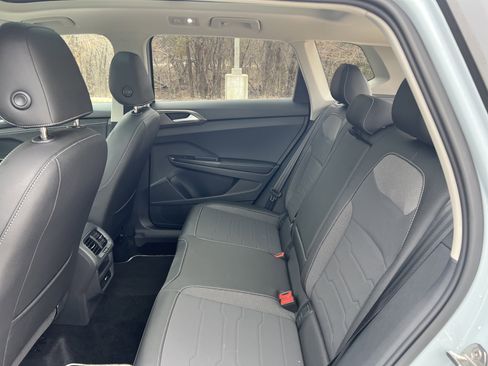 Certified 2025 Volkswagen Taos SE image 30