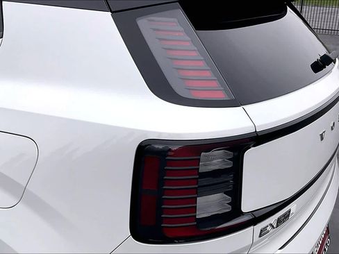 New 2025 Volvo EX30 Ultra w/ Protection Package Premier image 25