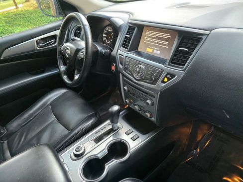 Used 2020 Nissan Pathfinder SL image 10