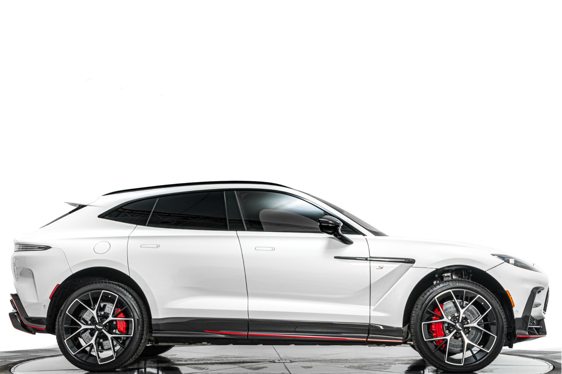 Used 2026 Aston Martin DBX S AWD/4WD image 2