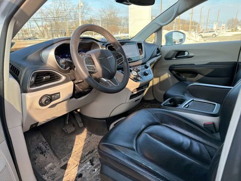 Used 2022 Chrysler Pacifica Touring-L image 11