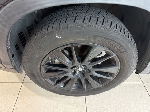 Used 2019 Toyota Highlander SE w/ Nightshade Edition FWD image 2