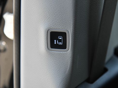 Used 2023 Chrysler Pacifica Touring-L FWD image 43