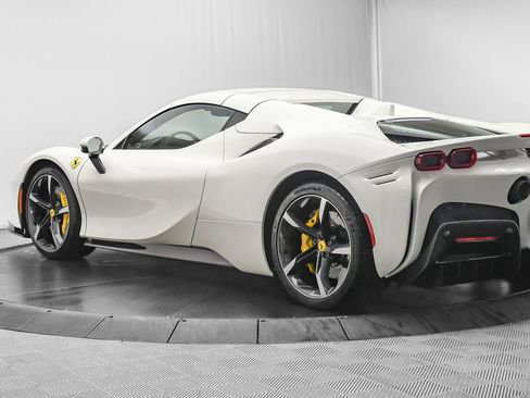 Used 2022 Ferrari SF90 Spider image 59