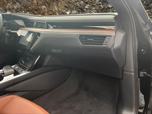Used 2022 Audi e-tron Premium Plus w/ Premium Plus Package image 16