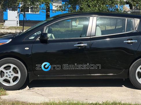 Used 2011 Nissan Leaf SL image 7