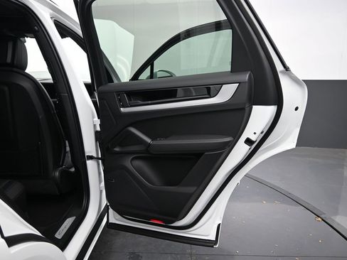 Certified 2025 Porsche Cayenne AWD/4WD image 21