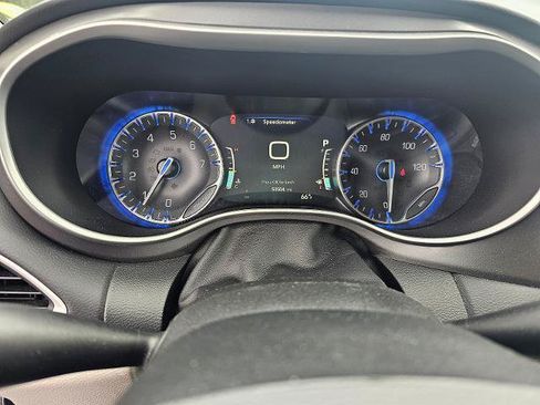 Used 2023 Chrysler Pacifica Touring-L FWD image 60