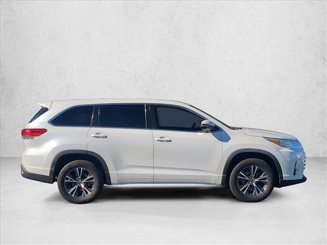 Used 2018 Toyota Highlander LE w/ Carpet Mat Package (TMS) FWD image 4