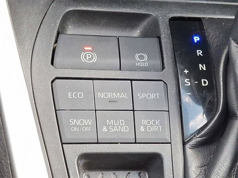 Used 2021 Toyota RAV4 LE image 24