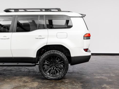 Used 2025 Lexus GX 550 w/ Cold Area Package AWD/4WD image 13
