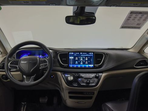 Used 2023 Chrysler Pacifica Touring-L AWD/4WD image 33