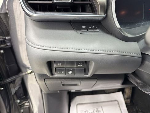 Used 2023 Toyota Highlander Limited image 24