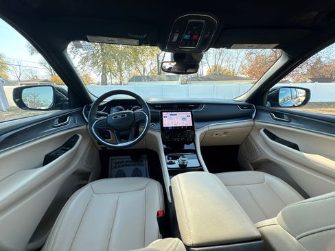 Used 2024 Jeep Grand Cherokee Limited image 12