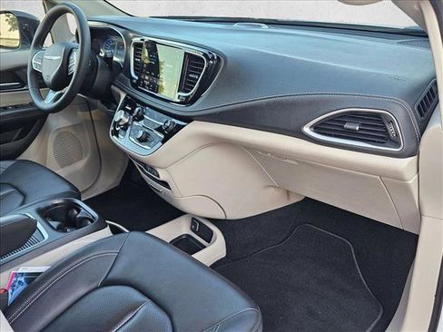 Used 2023 Chrysler Pacifica Touring-L FWD image 20