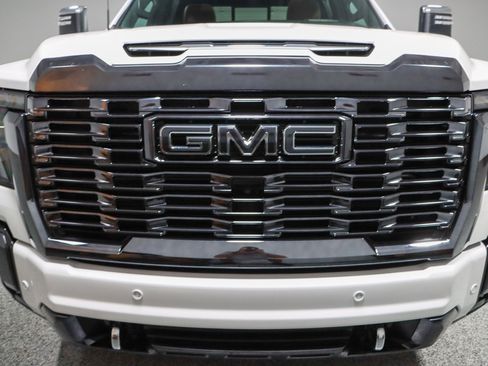 Used 2024 GMC Sierra 2500 Denali Ultimate AWD/4WD image 4