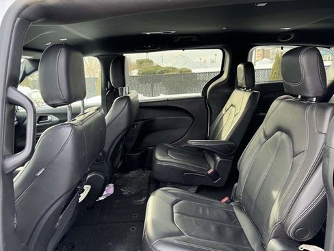 Used 2022 Chrysler Pacifica Touring-L w/ S Appearance Package image 7