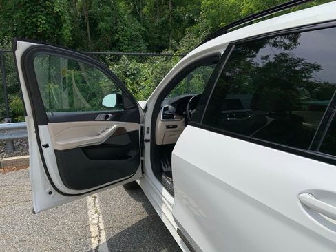 Used 2020 BMW X7 M50i image 10