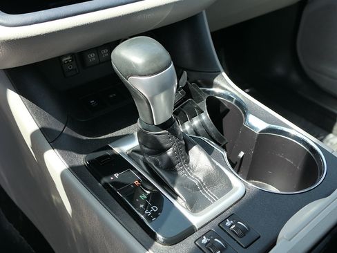 Used 2018 Toyota Highlander XLE FWD image 19