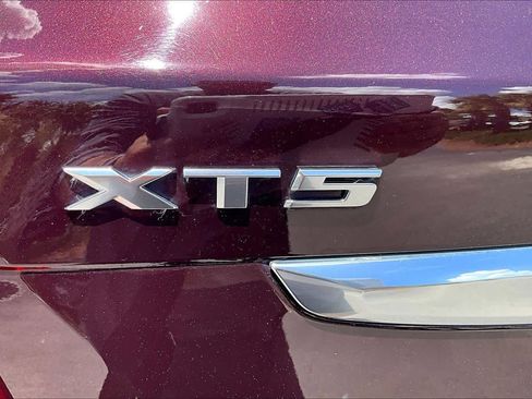 Used 2017 Cadillac XT5 Luxury w/ Driver Awareness Package FWD image 10