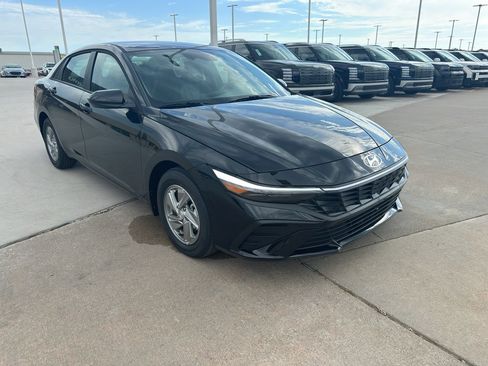 New 2026 Hyundai Elantra SE FWD image 2