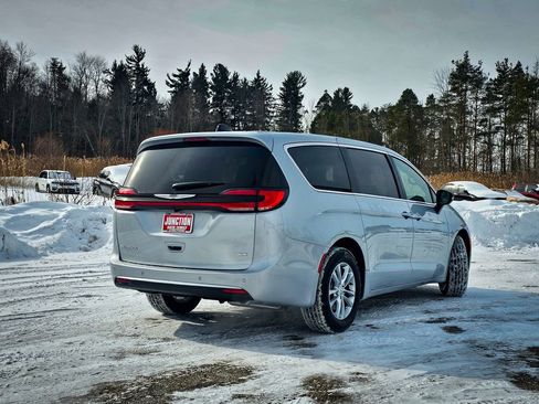 New 2026 Chrysler Pacifica Select image 3