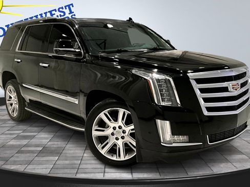 Used 2018 Cadillac Escalade Luxury image 3