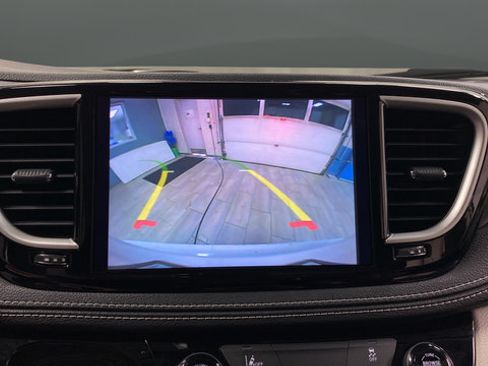 Used 2022 Chrysler Pacifica Touring-L FWD image 13