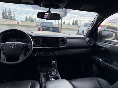 Used 2017 Toyota Tacoma TRD Off-Road w/ Tow Package (A/T) image 11