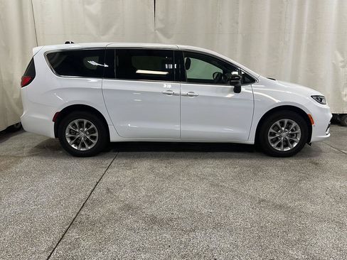 Used 2026 Chrysler Pacifica Select AWD/4WD image 6