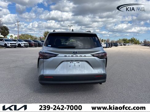 Used 2024 Toyota Sienna XLE image 5