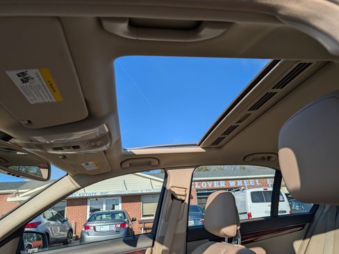 Used 2011 Mercedes-Benz C 300 Luxury image 26