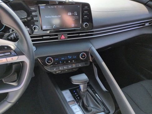 Used 2022 Hyundai Elantra SEL w/ Convenience + Premium Package image 22
