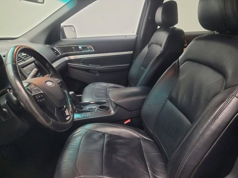 Used 2016 Ford Explorer XLT w/ Equipment Group 202A FWD image 17