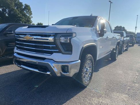 Used 2024 Chevrolet Silverado 2500 LTZ w/ LTZ Convenience Package AWD/4WD image 3