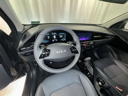 Certified 2025 Kia Niro EX image 12